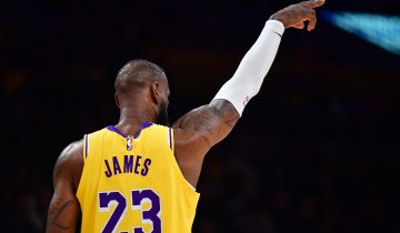 ky体育下载|NBA球员合影NBA总裁致谢球迷支持